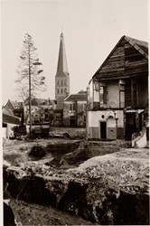 <p>Rechts de afbraak van de gebouwen van het Oude en Nieuwe Gasthuis. Links van de kerktoren de pakhuizen Basseroord 16. [NL-ZuRAZ _0507_0001_0641]</p>
